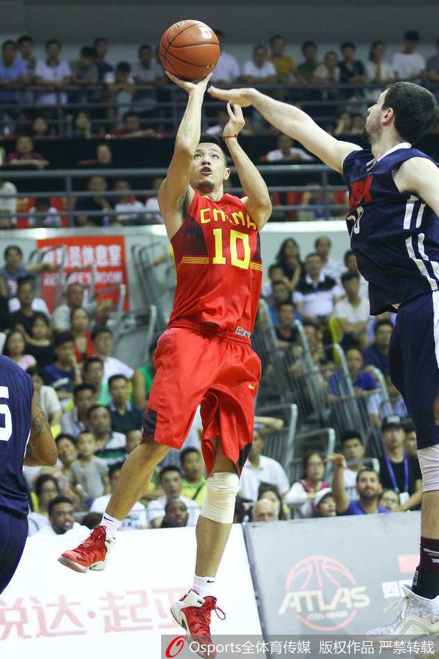 廉明在跑动中高高跃起，稳稳将球接住，这一连串的动作流畅而有力，展现了一名锋线球员扎实的基本功和良好的竞技状态。