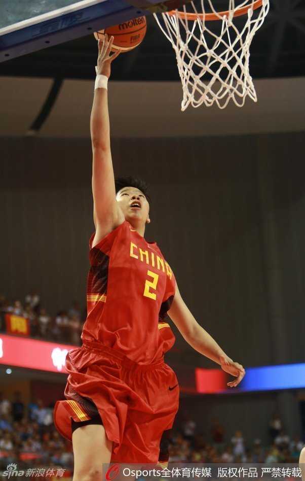 中国女篮后卫在多人包夹下依然毫无畏惧，以强悍的姿态突破新西兰防线上篮得分。
