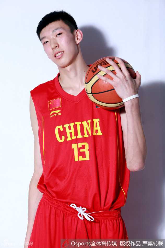 2016年全明星周末，昔日的U16冠军成员如今已是CBA赛场上呼风唤雨的明星，他在球员通道中神情笃定，静待登场。