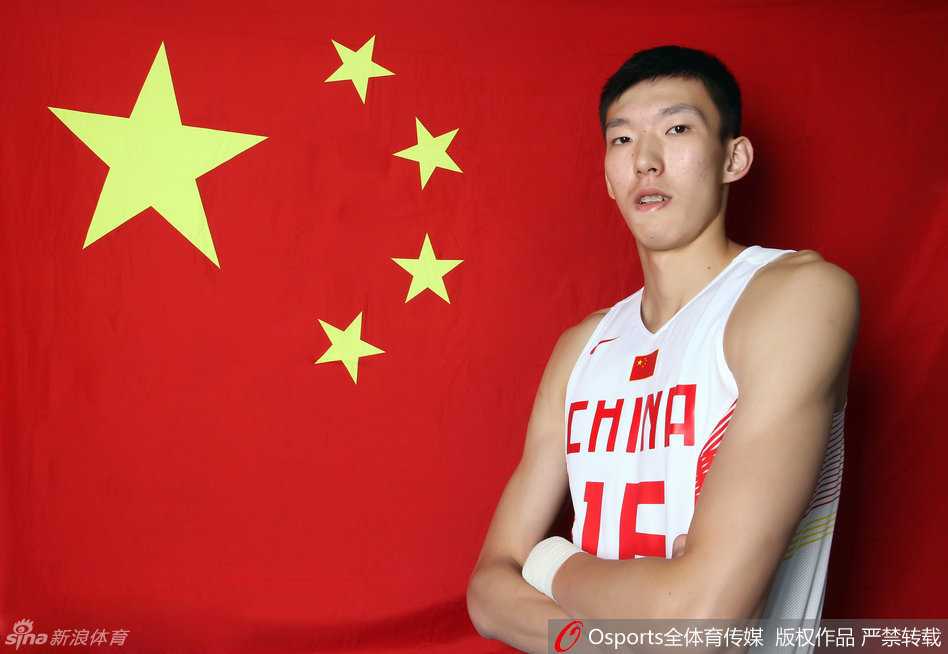 全明星正赛中，北方队后卫如闪电般撕裂防线，以一记不看人传球助攻队友，诠释了何为顶尖球员的写意与默契。