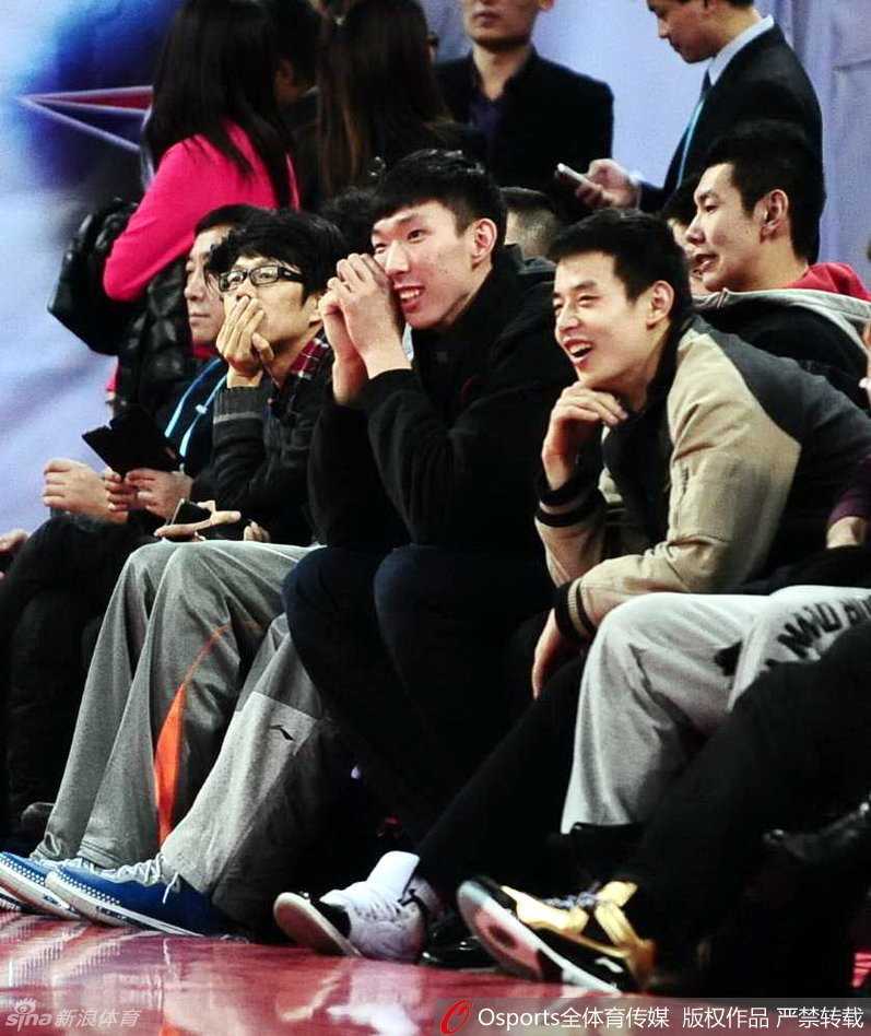 新年将至，曾经并肩作战的国青队友们欢聚一堂，手持春联，用灿烂的笑容向支持他们的球迷传递最温暖的祝福。