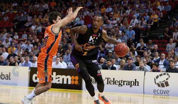 新西兰破坏者队员 Kirk Penney 跳投三分，篮球划过完美弧线，主场球迷纷纷起立欢呼