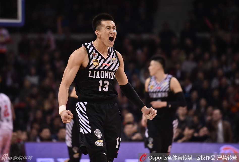 进球后的郭艾伦被镜头捕捉到咧嘴大笑的瞬间，他的笑容灿烂得像个孩子，汗水顺着脸颊滑落，那是拼搏后的酣畅淋漓，也是胜利带来的由衷喜悦。