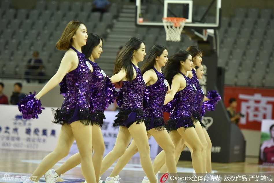 篮球宝贝们以一身亮眼的时尚装扮华丽登场，飘逸的长发在聚光灯下闪闪发光，瞬间点燃全场期待