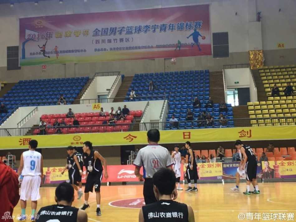 比赛结束的哨声响起，胜者一方难掩激动之情，而失落的球员则在队友的搀扶下黯然离场，竞技体育的残酷与温情在此刻交织