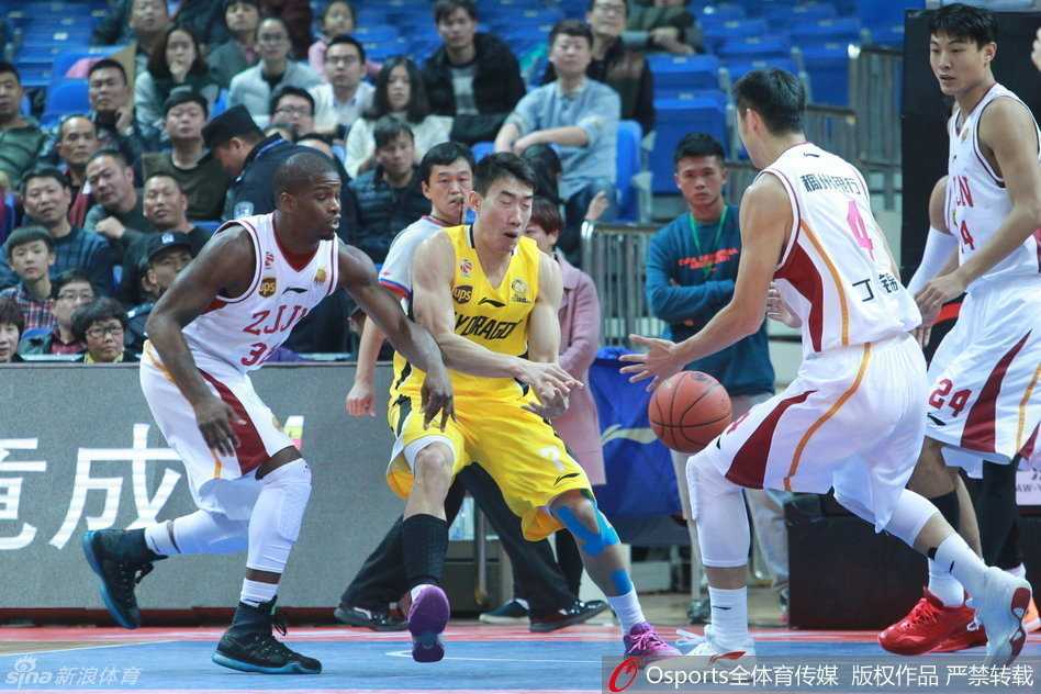 麦克奎尔快下接球腾空战斧劈扣，篮下人仰马翻霸气侧漏