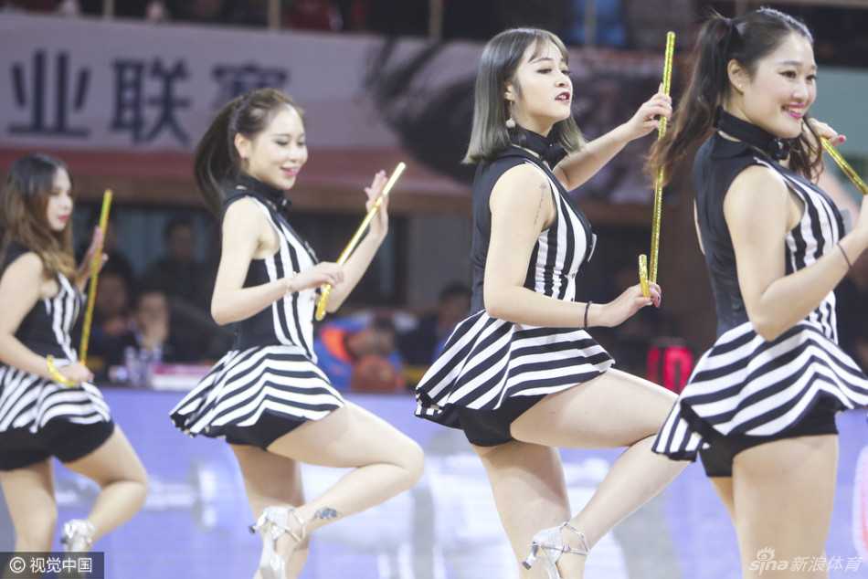 无论是高难度的托举，还是力量感十足的甩头，每一个动作都透着专业与自信，尽显力与美的融合。