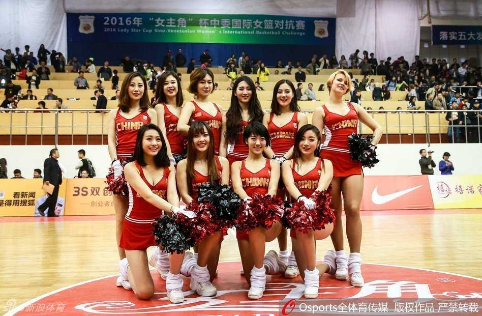 队员们别出心裁地摆出红极一时的“鸟叔”标志性骑马舞造型，搞怪又可爱的动作引发了全场的欢笑与掌声。