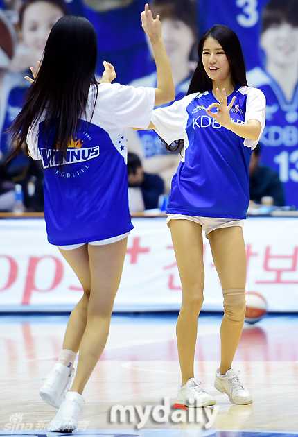 篮球宝贝们扎着清爽的马尾，身穿亮白色热裤，在球场中央高高跃起，修长的美腿在空中划出整齐划一的动人曲线。