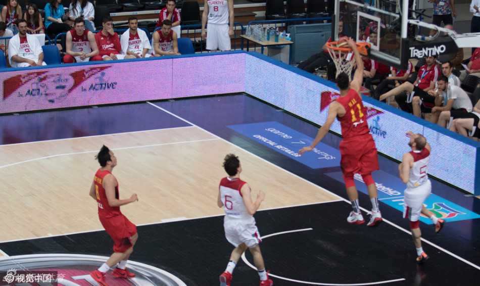 易建联高高跃起，双手将球砸进篮筐，身旁的土耳其防守球员只能望球兴叹，这记势大力沉的暴扣点燃了全场