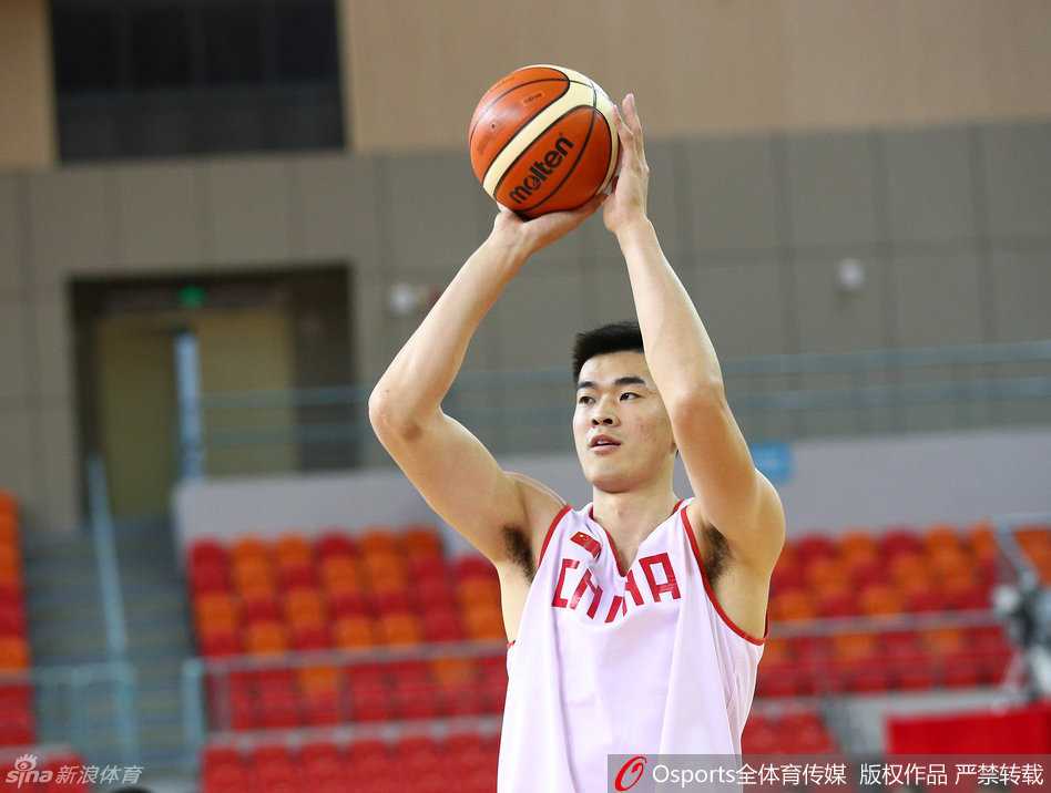 赛前热身时，队长周鹏不知听到了什么趣事，突然仰头开怀大笑，那极具感染力的笑容瞬间舒缓了更衣室的紧张气氛。身旁的队友们也被这笑声带动，整个团队弥漫着一种积极放松的备战状态。