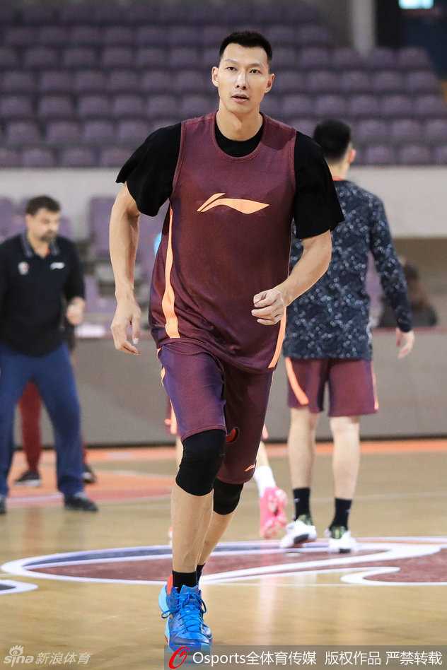 球场中央，易建联伸手指挥队友落位，神情严肃而专注，在混乱的比赛中犹如定海神针，掌控着球队的攻防节奏。