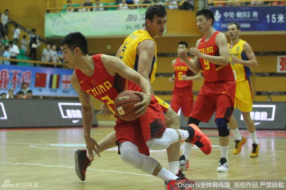 主教练吴庆龙手持战术板，正蹲在地上给围成一圈的队员们布置战术，胡金秋和方硕等人认真聆听，商讨战术细节。