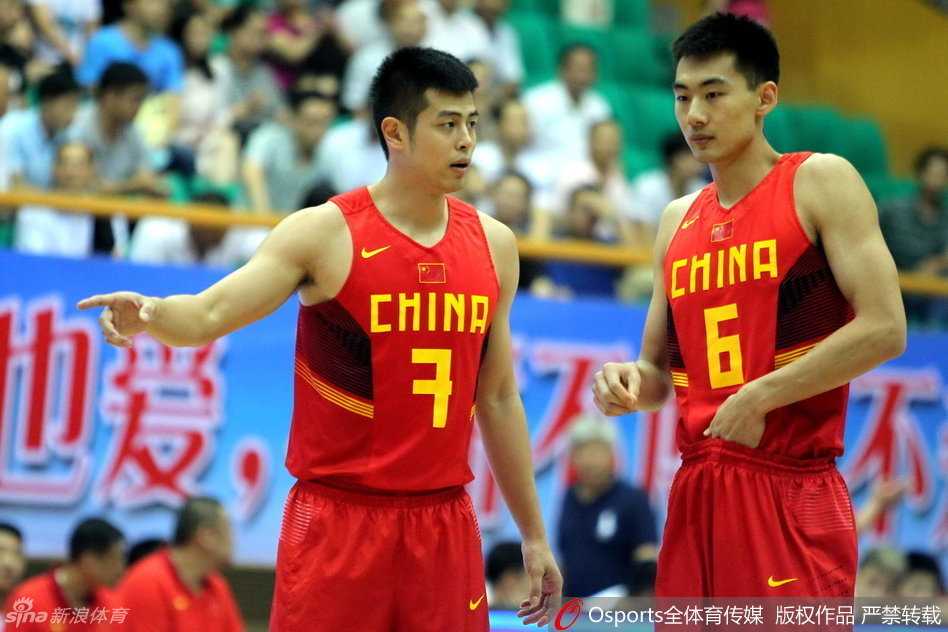 崔晋铭面对防守者突然变向启动，他重心压低，眼神坚毅地注视着篮筐，一次极具爆发力的强力突击即将上演。