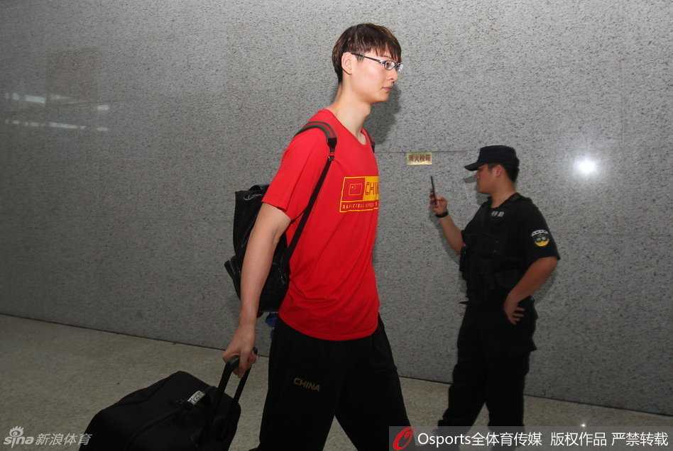 郭艾伦像一道闪电般快速突破，甩开防守球员，展现出中国后卫的灵动与技巧