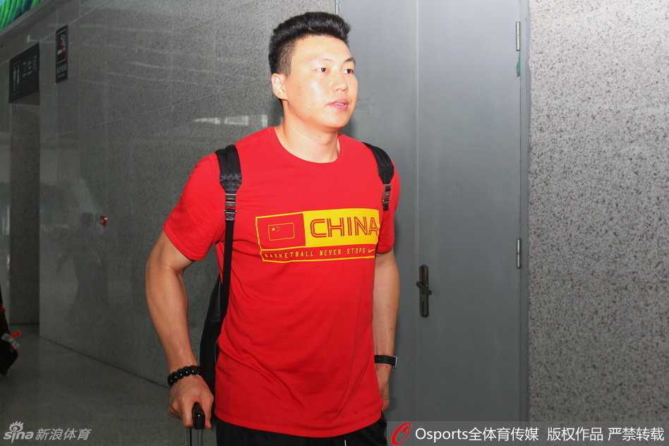 宫鲁鸣指导在场边双手拢成喇叭状，神情专注地向场上的赵继伟面授机宜