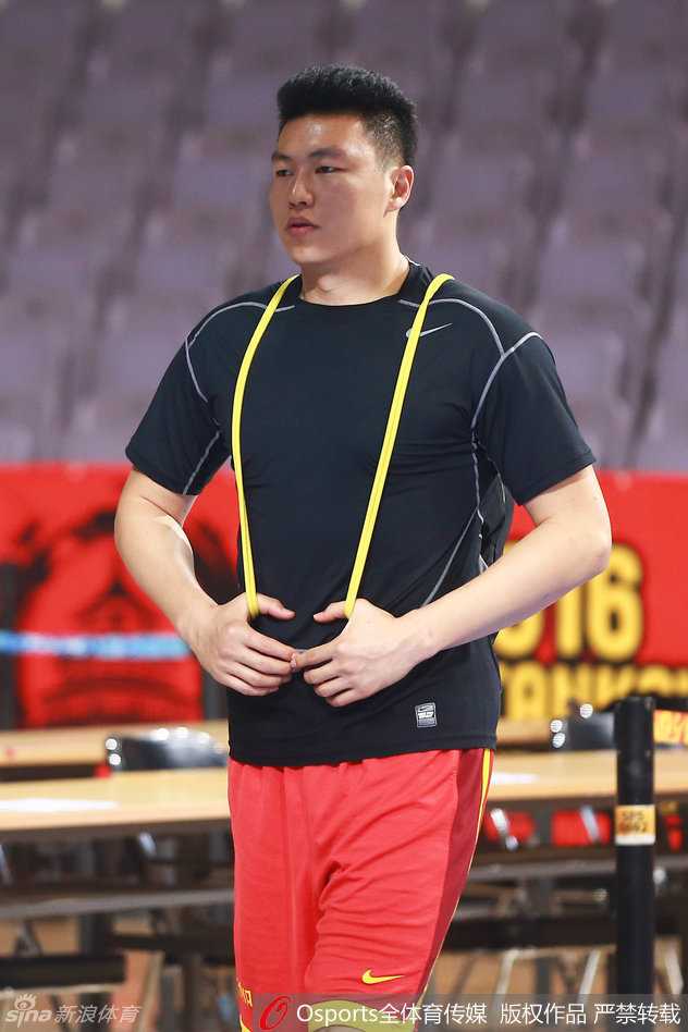 李根挥汗如雨，肌肉线条分明，眼神坚毅地投入对抗训练