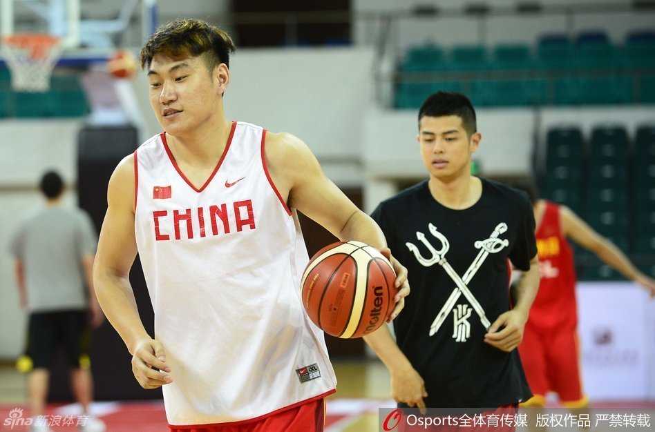 丁彦雨航在三分线外从容出手，投篮手型美如画，皮球带着他的梦想与决心，精准地飞向篮筐的中心。