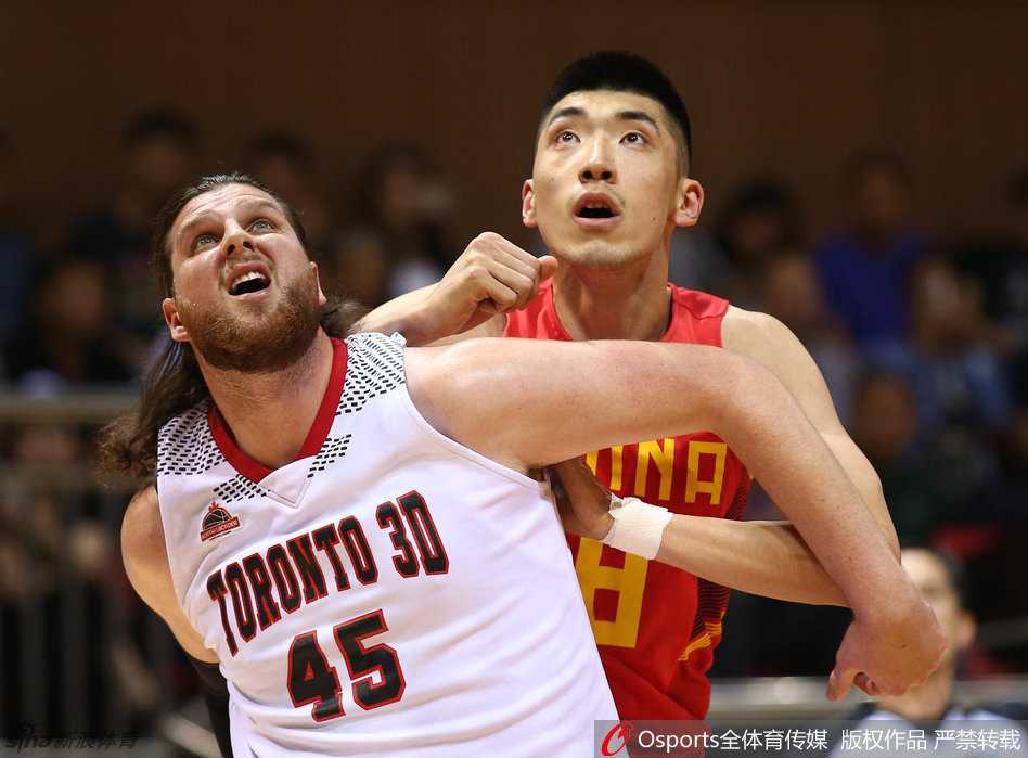 胡金秋以一敌二强打内线，在对抗中丝毫不落下风，展现出过人的核心力量与篮下技巧