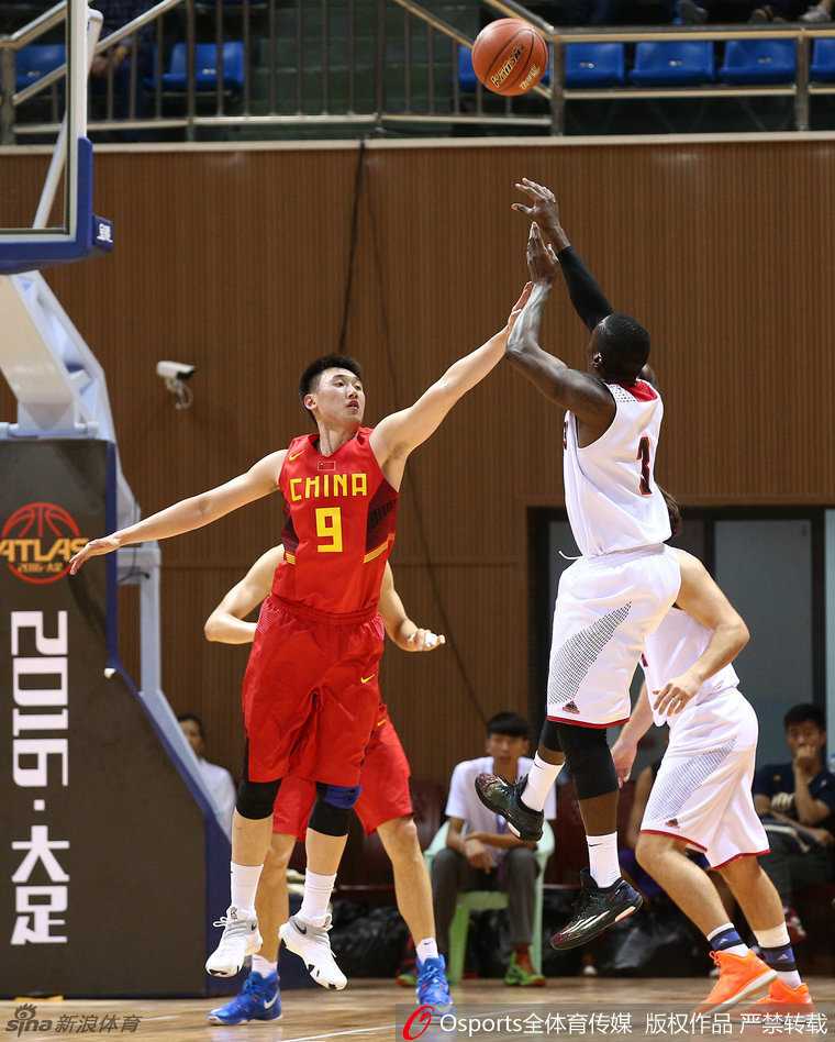 胡金秋在赛前热身时神情专注，每一次投篮都显得格外认真，仿佛已将赛场战火点燃
