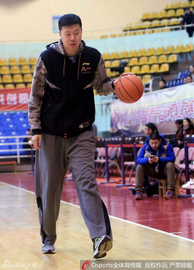 比斯利迎着防守球员高高跃起，手腕轻柔一拨，篮球在空中划出完美弧线飞向篮筐