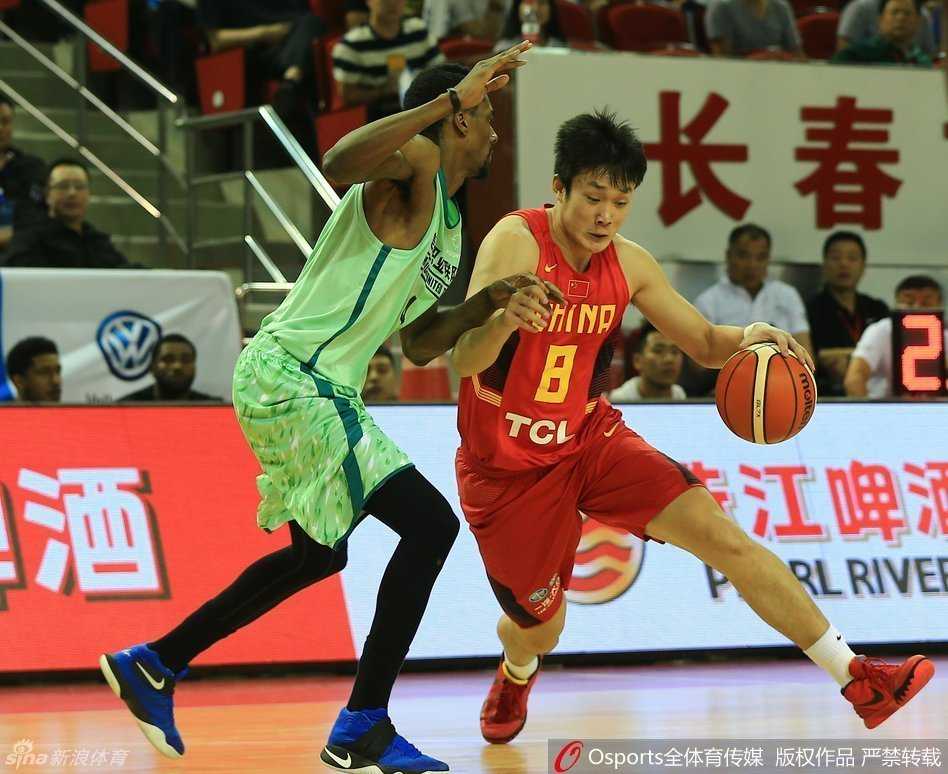 完成一次精彩的进攻配合后，易建联与丁彦雨航在场边兴奋地击掌，彼此眼中满是信任与鼓励。