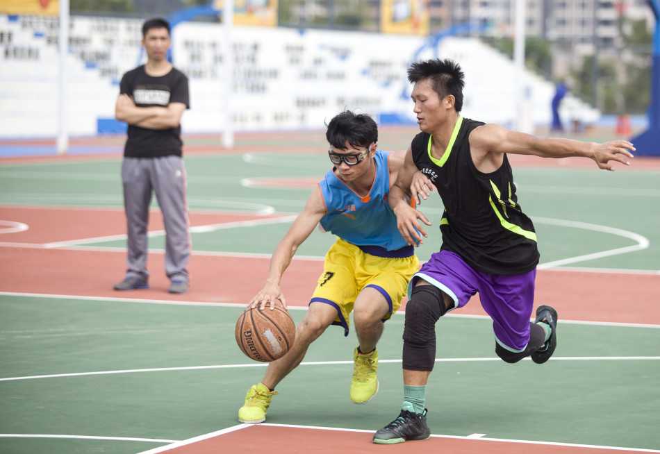 丰源阁队的教练兼老将张冠豪趁着比赛间隙给年轻队员面授机宜，身后的莞联队队友们围成一圈认真聆听，眼神中充满信任