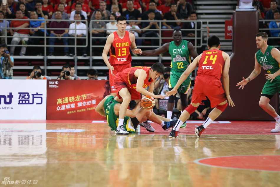 周鹏眼神如炬，张开双臂紧紧贴防对手，丁彦雨航与李慕豪则在强侧随时准备收缩内线进行协防，三人构筑起一道立体的防守阵线。