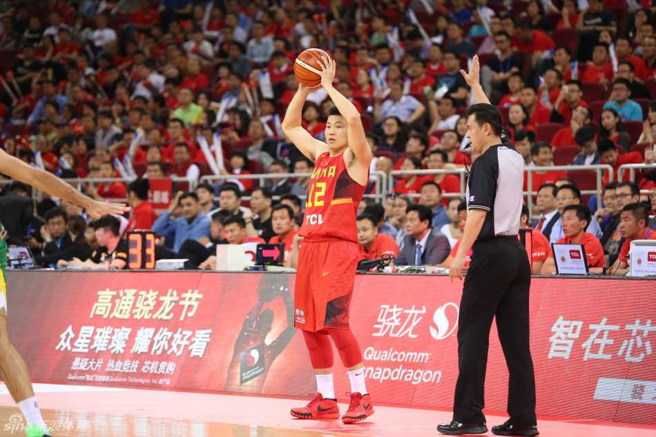 李慕豪在低位背身单打，利用身体靠住防守人，同时转头观察队友位置，最终果断翻身跳起完成篮下终结。