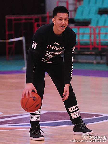 郭艾伦与父亲击掌庆祝，眼神中满是信任与温暖。这一刻，他是赛场上无所不能的巨星，更是父亲眼中那个永远长不大的爱打篮球的孩子。