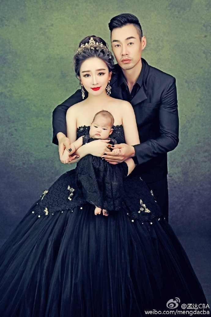 爸爸亲吻着妈妈的脸颊，孩子在一旁搞怪地捂住眼睛，画面充满爱意与俏皮的互动