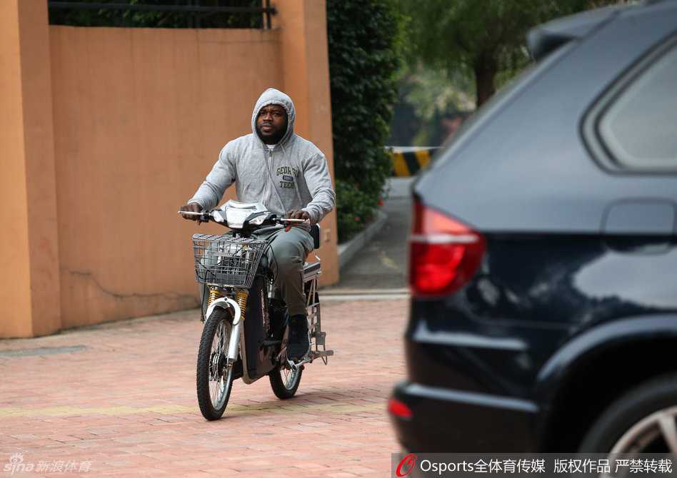 赛后拜纳姆俯身为小球迷签名，这一刻他不是突刺的尖刀，而是耐心的邻家大哥，球衣上的汗水还没干透。