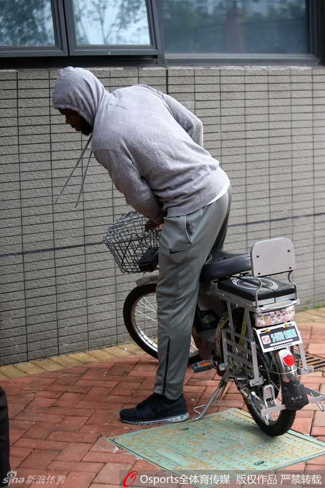 与外教沟通的瞬间，手势比划着战术路线，眼神交汇处是对胜利的共识，东西方篮球智慧在这一刻碰撞融合。