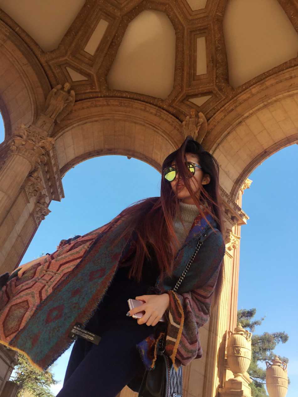 在温暖的阳光下，李跑的笑容明媚而治愈，简约的穿着难掩其超模般的身材比例，尽显健康之美。