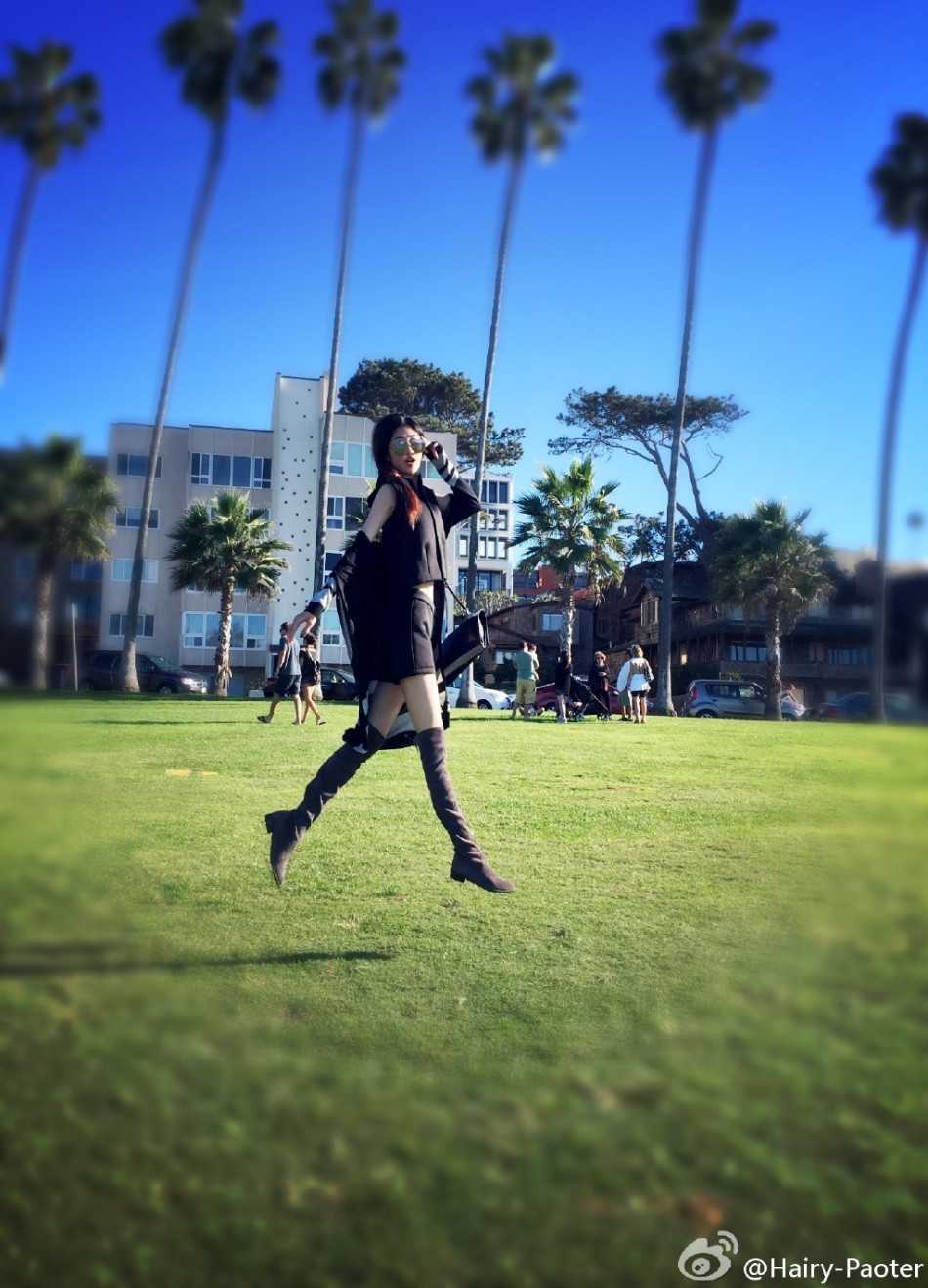 李跑身着一袭优雅长裙，纤细的腰肢在镜头前勾勒出完美曲线，回眸一笑间尽显温婉动人的气质。