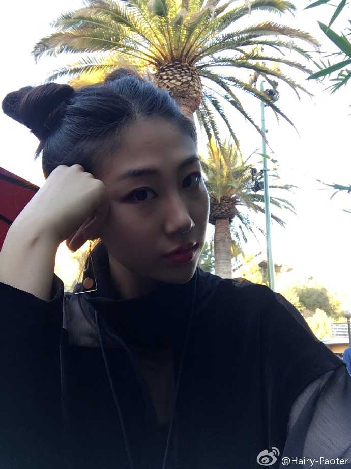 心情大好的李跑在镜头前做出一个开心的鬼脸，她微微侧身，用手轻轻托着下巴，眼神灵动，仿佛在对所有人说“今天阳光正好，心情也是满分”。