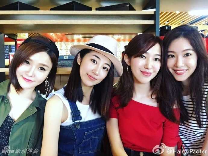 训练结束后，李跑牵着马匹在围栏边休息，一身利落的骑士装扮让她看起来既专业又时尚，与高大马匹的亲密合影充满治愈感。