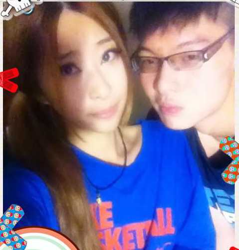 温暖阳光下，王哲林露出标志性的憨厚笑容，这张生活照捕捉到了他卸下战袍后的放松与自在