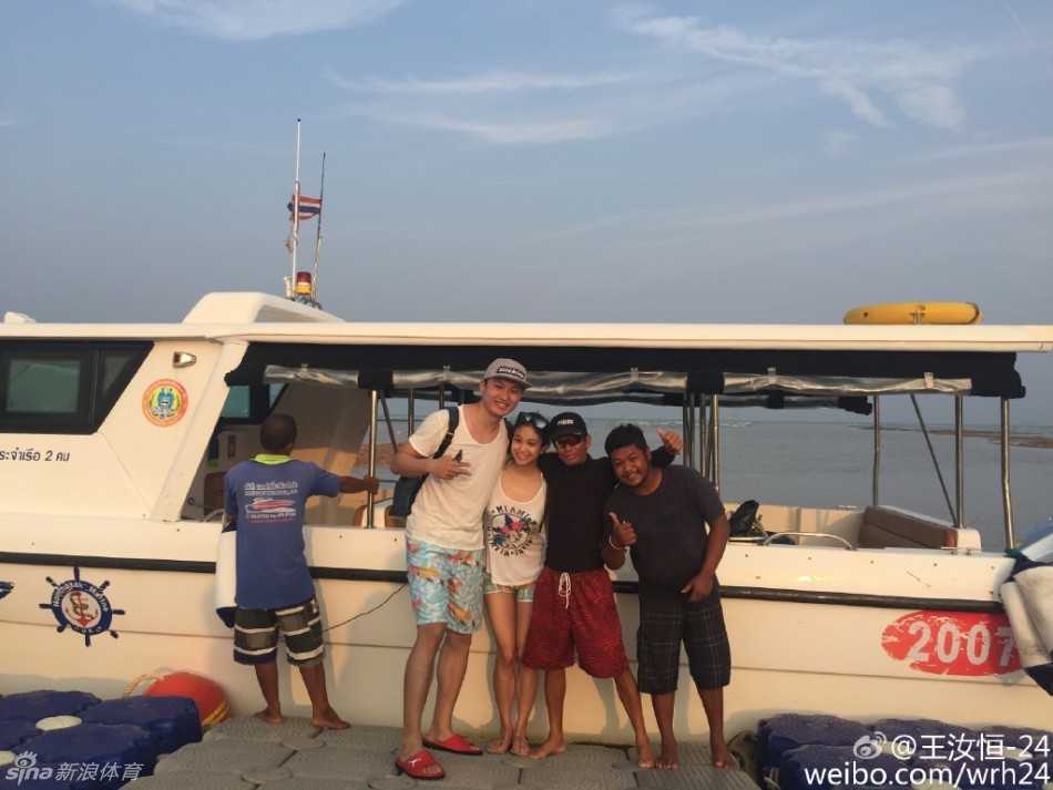 王汝恒赤裸上身展示胸前大片彩色纹身，纹身图案复杂霸气，彰显硬汉本色