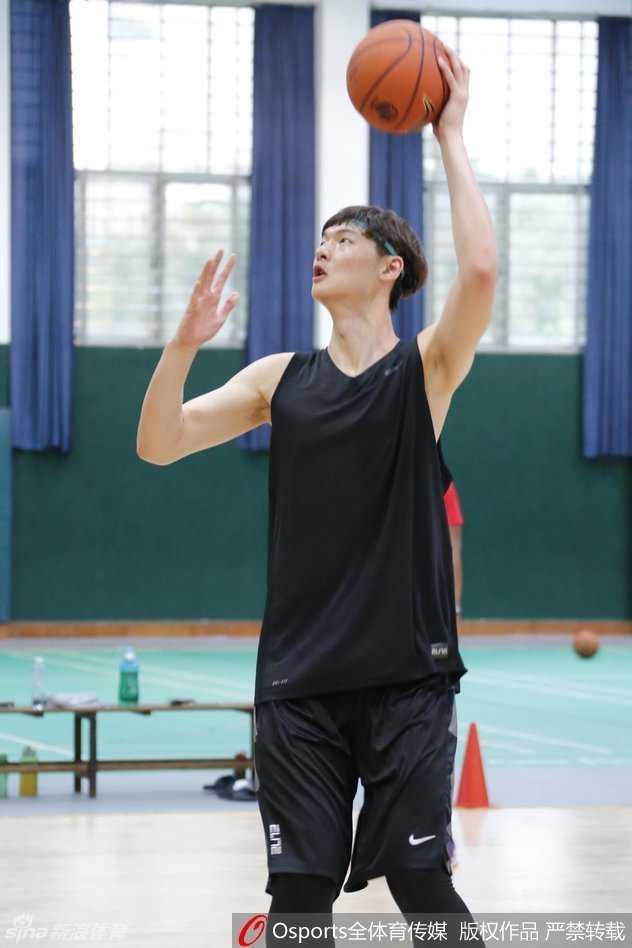训练结束后王哲林独自加练，底角接球跳投出手，皮球划过完美弧线空心入网，夕阳透过窗棂洒在他汗湿的球衣上。