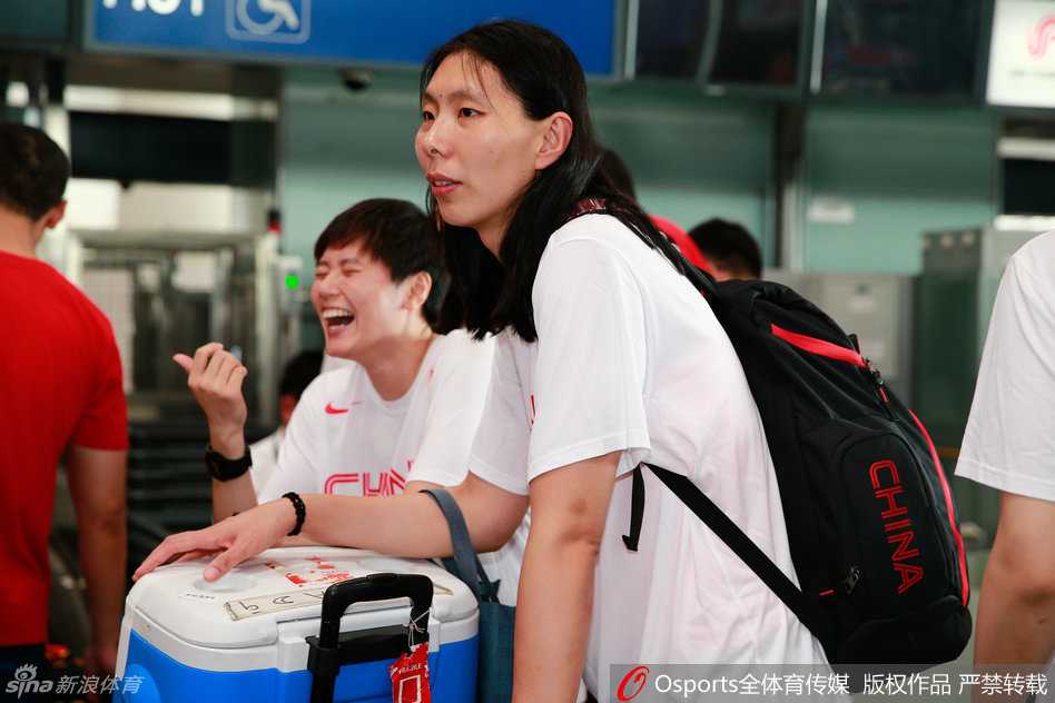 镜头定格在陈楠坚毅的面庞上，汗水顺着脸颊滑落，这位老将的回归不仅仅是经验的补充，更是全队精神寄托的象征。