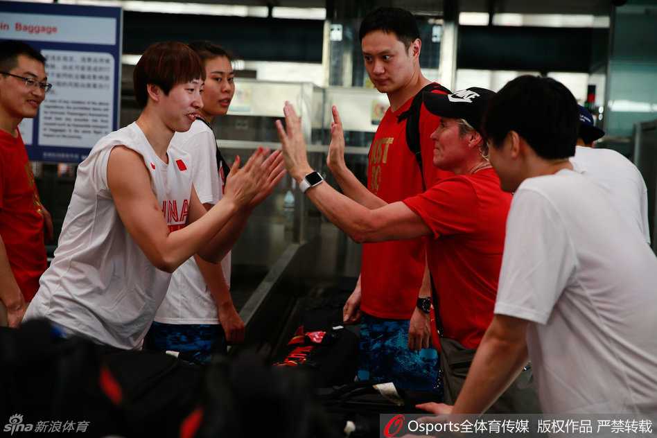 夕阳余晖下，中国女篮的姑娘们结束了一天高强度的训练，疲惫却眼神坚毅地踏上归途，仿佛走向她们的战场——里约。