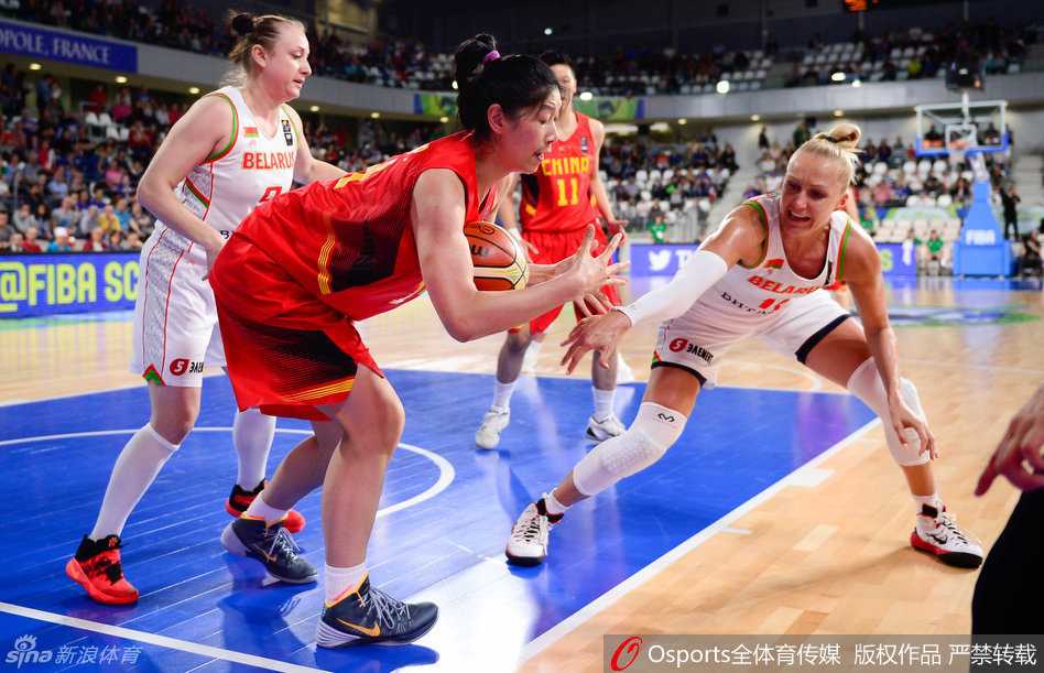 黄思静在移动中突然急停，轻盈地跳起抛投，动作一气呵成，充满了年轻人的自信与果敢。