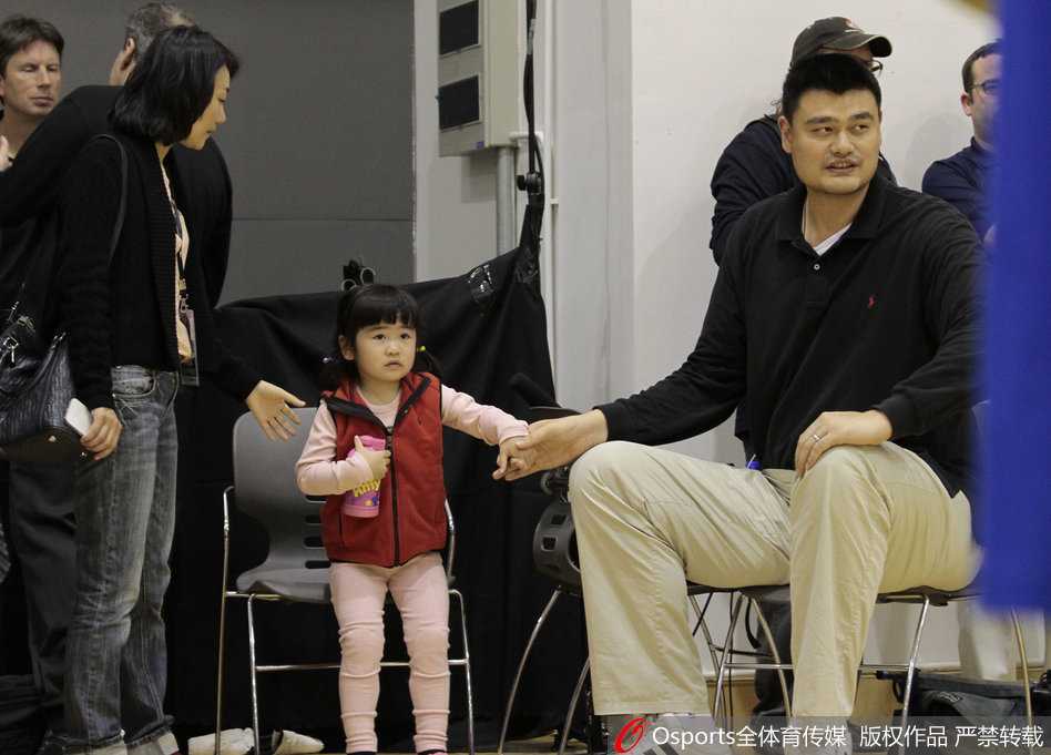 朱芳雨带着儿子在球场上玩耍，身为父亲的朱芳雨正在耐心纠正孩子的投篮动作，小小年纪的朱芳雨儿子已经展现出不错的身高优势。