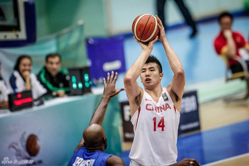 胡金秋在肌肉丛林中强硬要位，他接球后直接起球强起攻筐，即便面对拉拽也要将球狠狠放进，霸气十足。