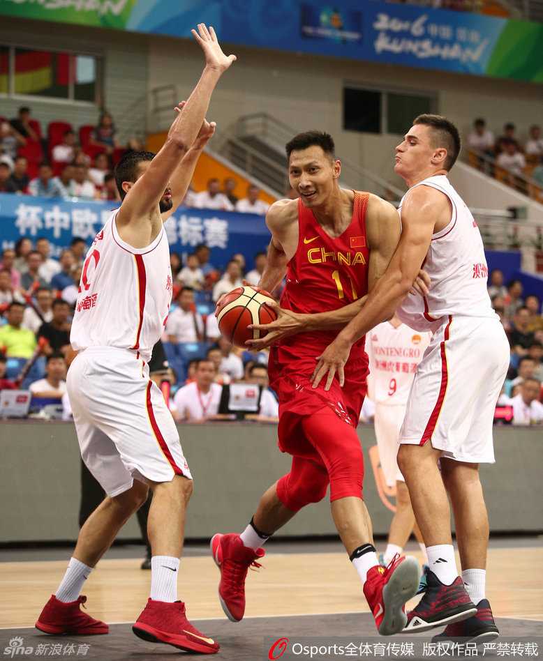 周琦面对防守强硬起跳出手，利用身高臂展优势在对方内线取分，天赋尽显