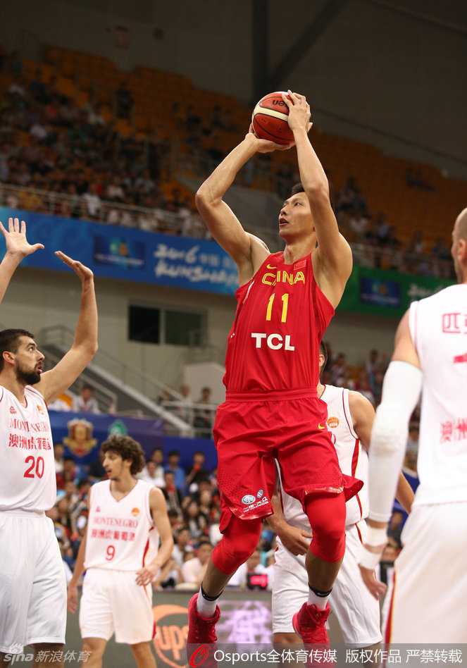 翟晓川外线三分发炮，篮球在空中划出完美弧线，精准命中，为中国队扩大领先优势