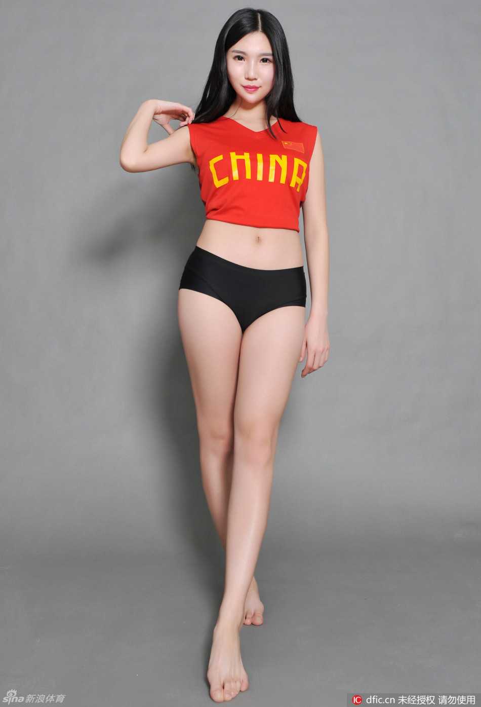 男篮宝贝侧身回眸，轻盈的姿态与赛场上的激烈对抗形成鲜明对比，一双美腿线条流畅，洋溢着青春的气息。