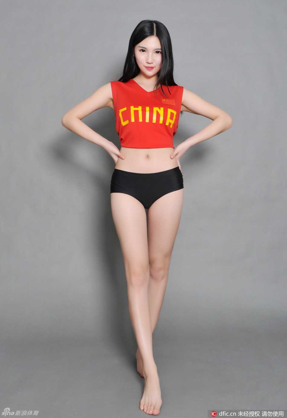 宝贝们在休息区整理妆容，虽然还未上场，但她们专注的神情和优雅的姿态，已然成为赛场外另一道引人注目的风景线。