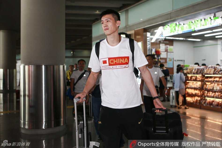 年轻的小将赵岩昊在人群中显得有些腼腆，眼神清澈，对周围的一切充满好奇。身后邹雨宸和李根正推着行李交谈，一代又一代的传承在这个机场的午后无声地进行着。